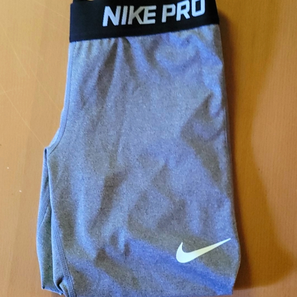 Nike pro girls medium capris